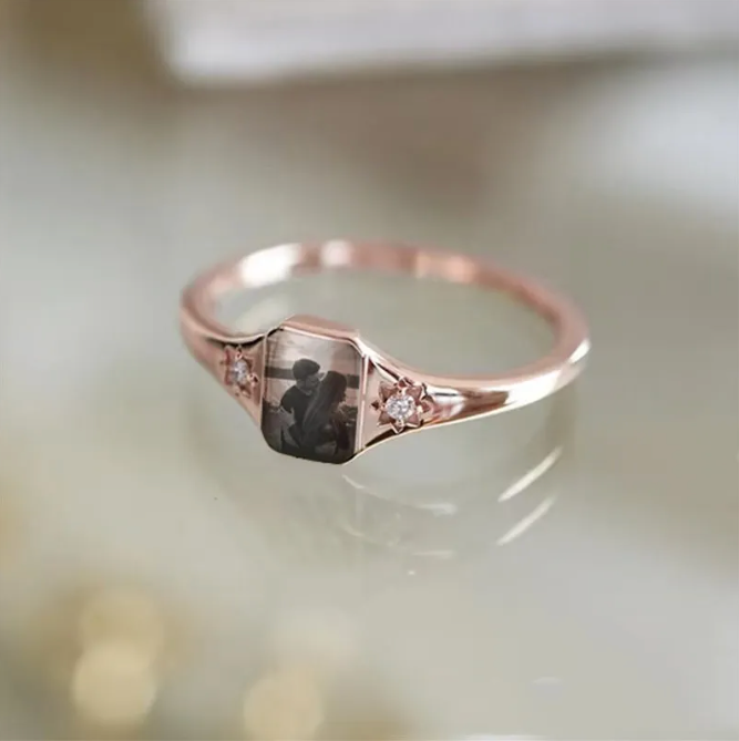 Elegant diamant ring med skræddersyet billede indgravering