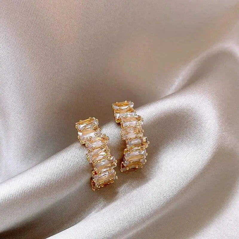 Elegante øreringe med zirkonia indlæg