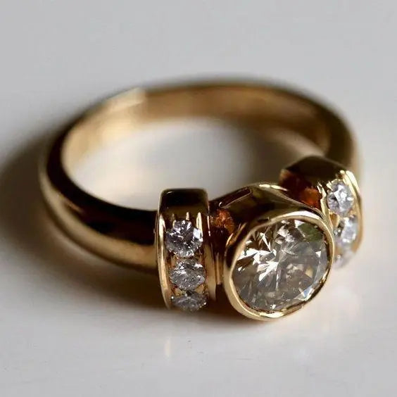 Smedet gylden skinnende vintage ring