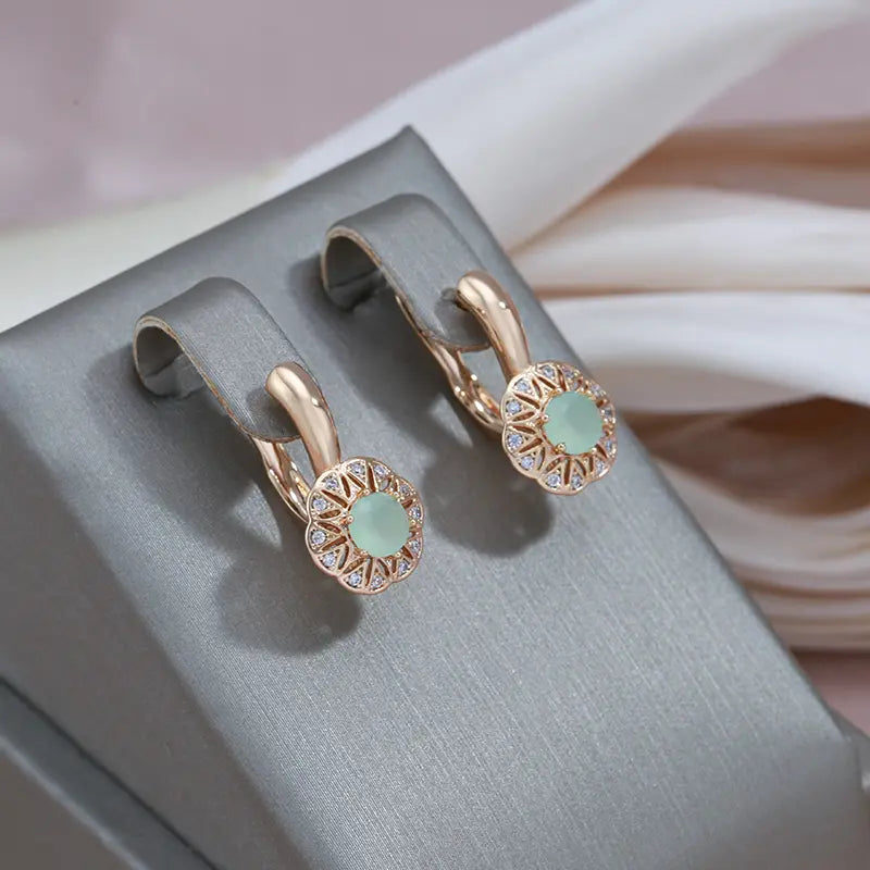 Elegante øreringe med grønt øje og zirconia i guld