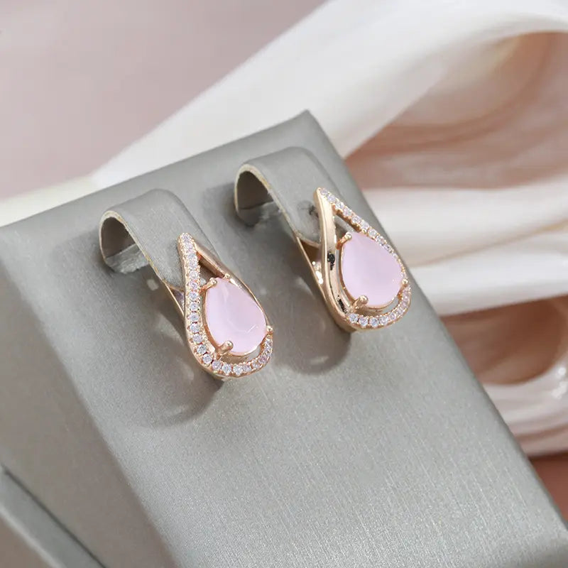 Elegante skinnende øreringe lavet af guld og rosa kubisk zirconia