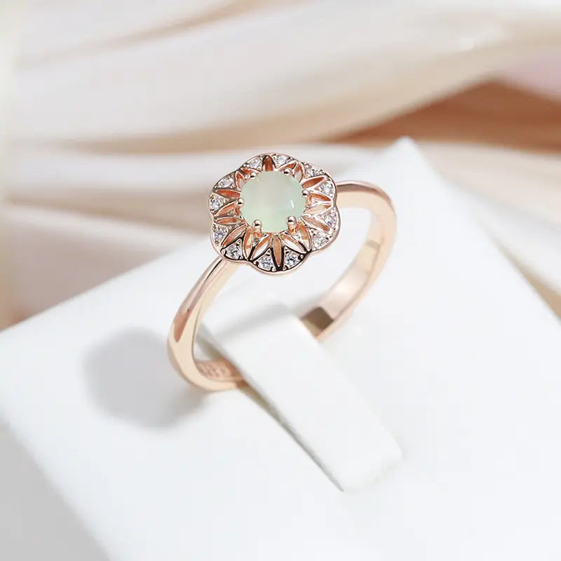 Elegant ring med grøn krystal i klokken