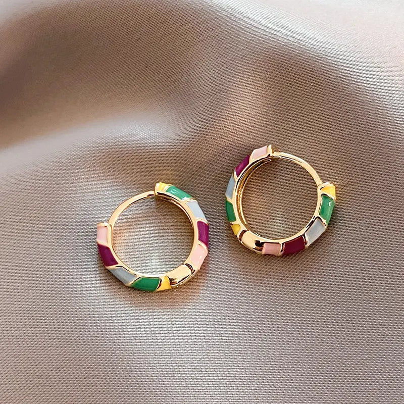 Elegante øreringe med multicolorer emalje i guld