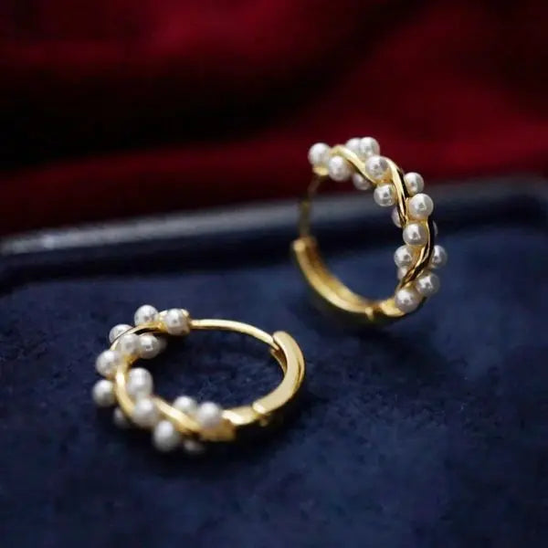 Guldbelagte sammenflettede perleøreringe