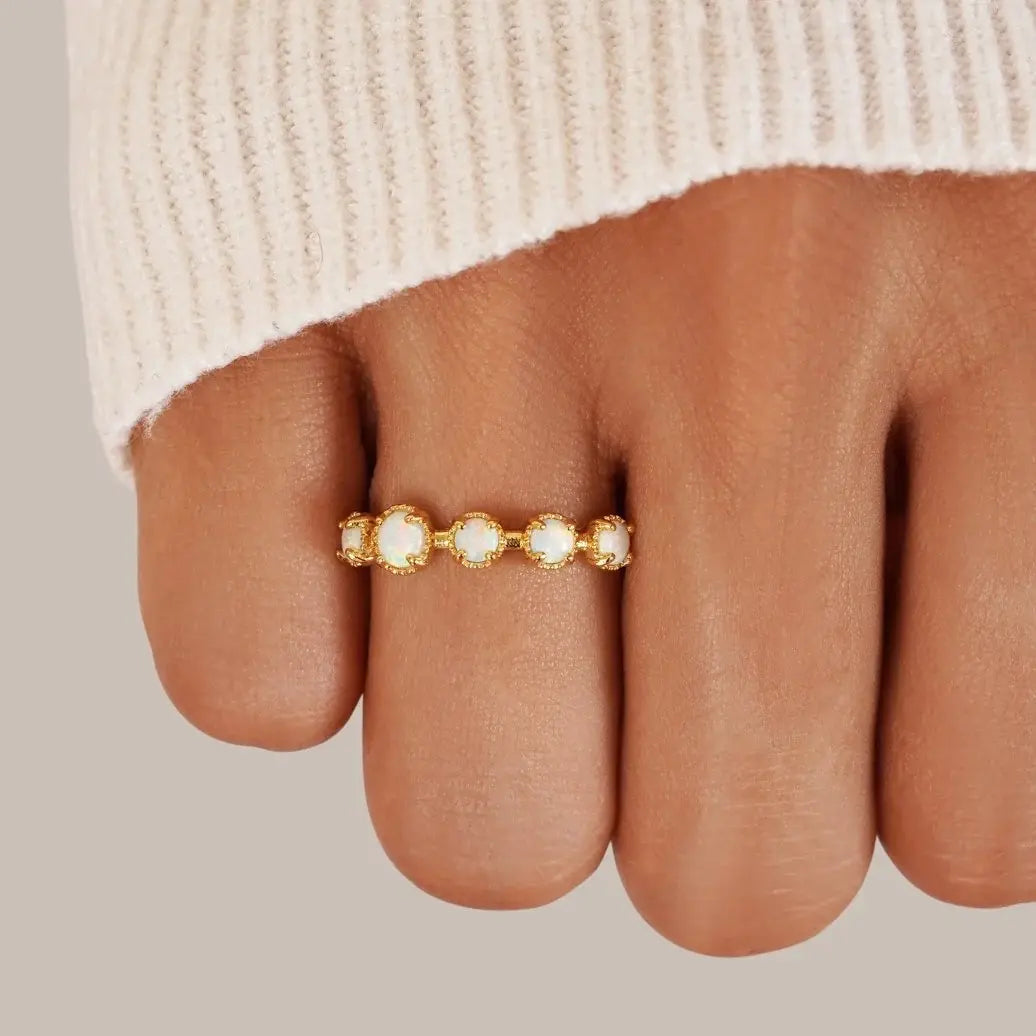 Elegant ring med hvid opal