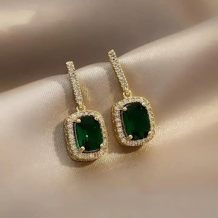 Elegante øreringe med blanke grønne krystaller