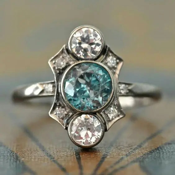 Ring med blå og hvide krystaller i vintage sølv