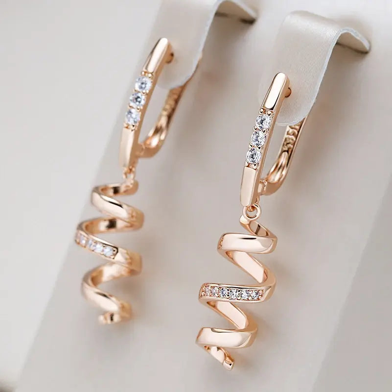 Elegante spiral øreringe med zirkonia i guld