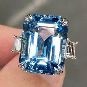 Vintage-inspireret ring med kubisk blå krystal