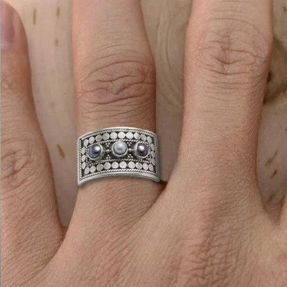 Geometrisk Ring med Uskåret Perle og Tre Sten