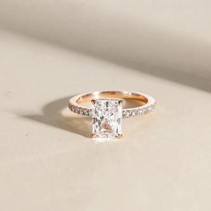 Elegant sølvring med funklende sten - tidløst design