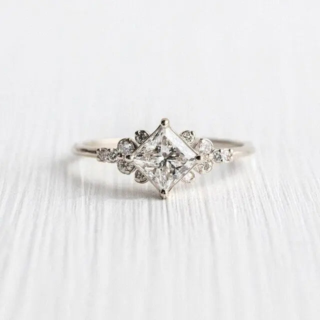 Luksuriøs ring med kubisk zirconia lavet af guld og sølv