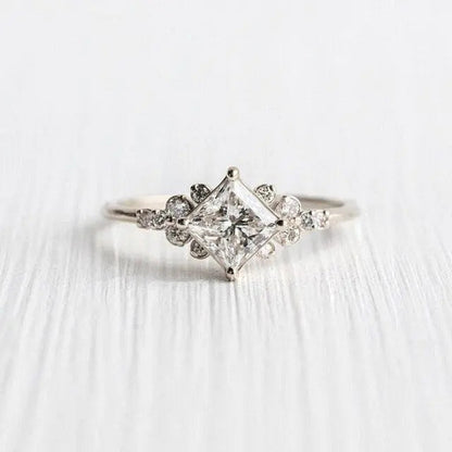 Luksuriøs ring med kubisk zirconia lavet af guld og sølv