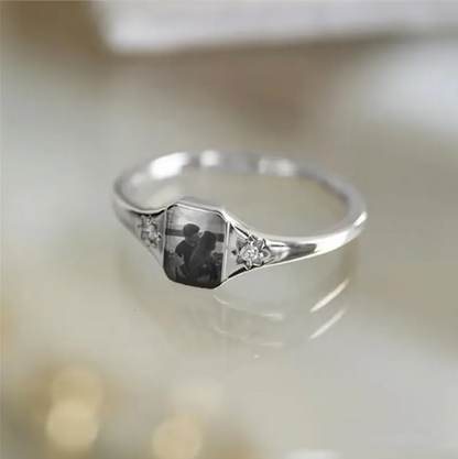 Elegant diamant ring med skræddersyet billede indgravering