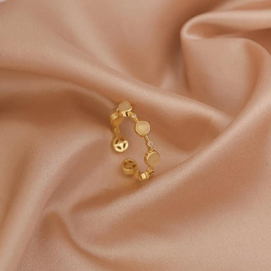 Justerbar Oculus Ring med hvide sten i guld