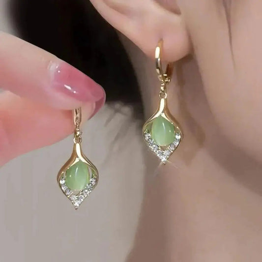 Elegante øreringe med funklende grønne krystaller