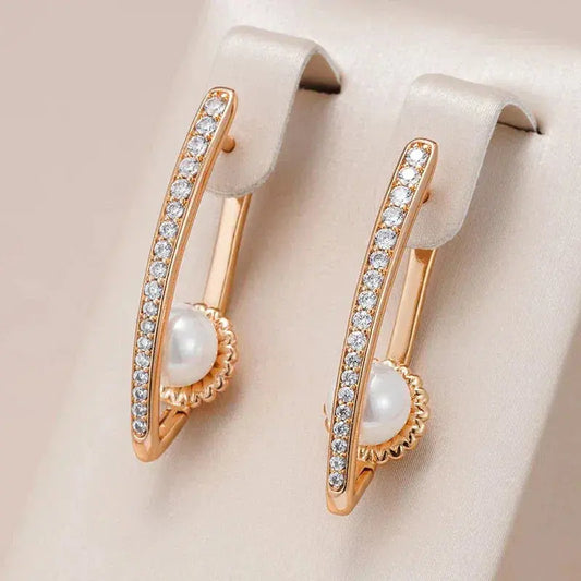 Elegante spidse øreringe med perle og zirkonia i guld