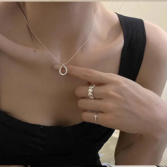 Elegant dråbeformet halskæde med et minimalistisk præg