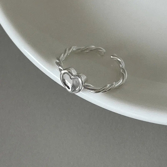 Delikat sølv ring med hjerte detalje