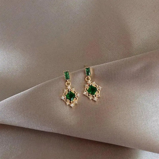 Elegante øreringe med grønne krystaller