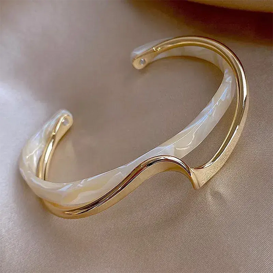 Elegant åben armbånd lavet af hvid emalje og guld
