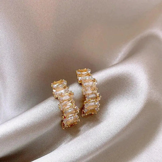 Elegante øreringe med zirkonia indlæg