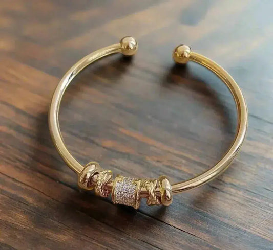 Justerbart armbånd med gyldne charms
