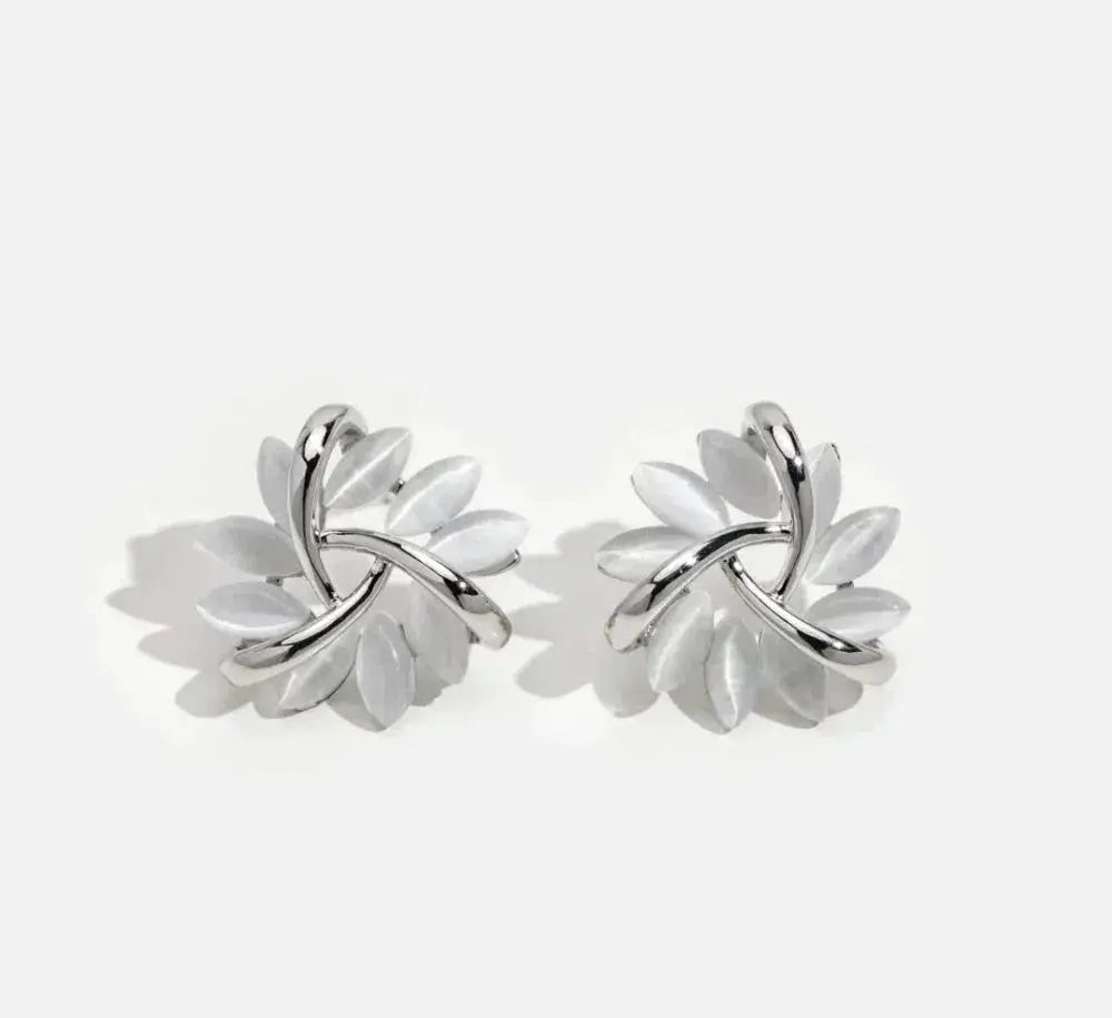 Elegante og enestående opal petal cirkel ørestikkere i guld