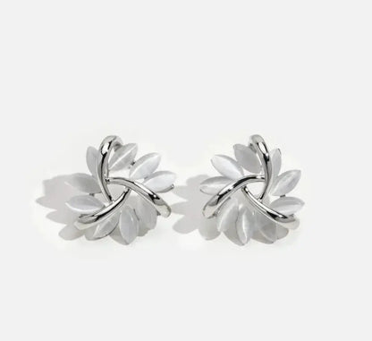 Elegante og enestående opal petal cirkel ørestikkere i guld