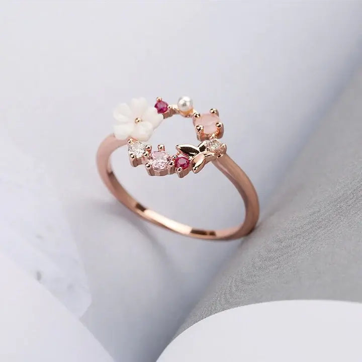 Floral ring med pink kubisk zirkon i guld
