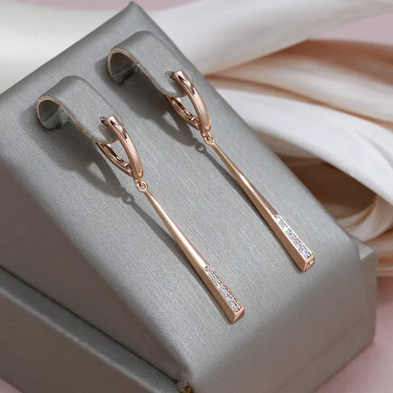 Elegante øreringe lavet af lys gylden træ