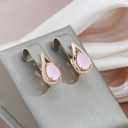 Elegante skinnende øreringe lavet af guld og rosa kubisk zirconia