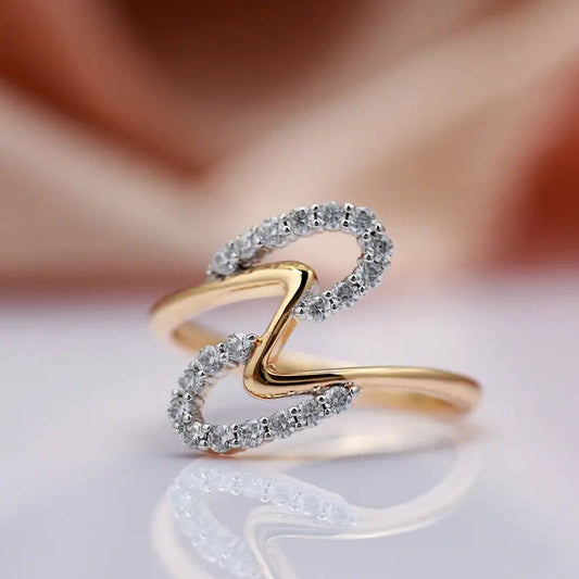 Elegant Ring Skinnende Bølger i Guld