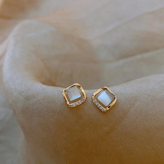 Elegante øreringe med månekrystal i guld