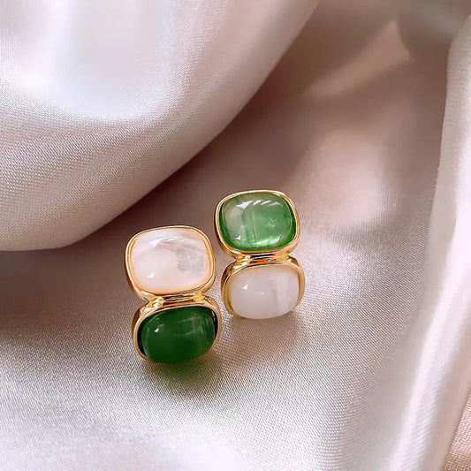 Elegante øreringe med hvid og grøn sten i guld