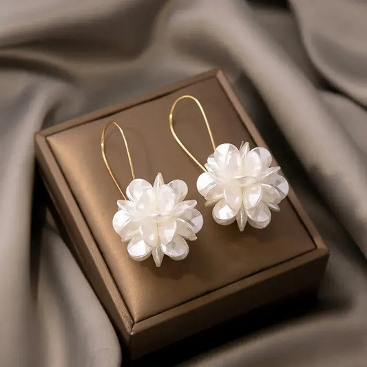 Elegant øreringe med hvide blomster