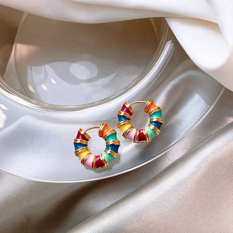 Elegante øreringe med multicoloreret emalje