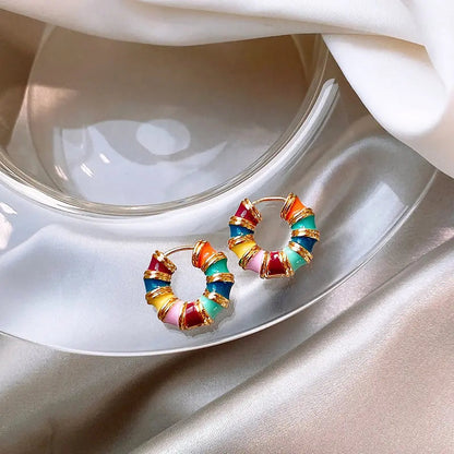 Elegante øreringe med multicoloreret emalje