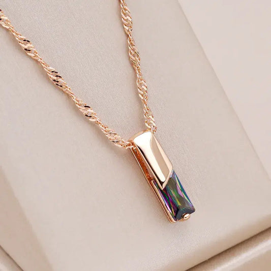 Elegant halskæde med multicolore krystaller