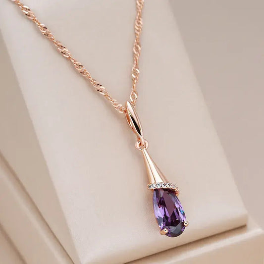 Elegant halskæde lavet af mauve krystal dråber