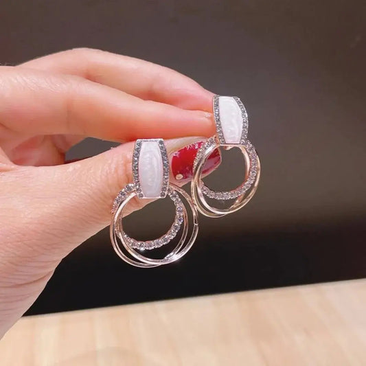 Elegante hvide skinnende øreringe