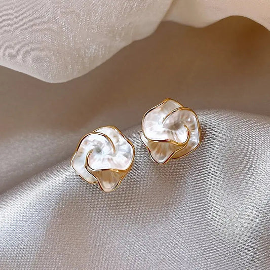 Elegante øreringe lavet af hvid emalje