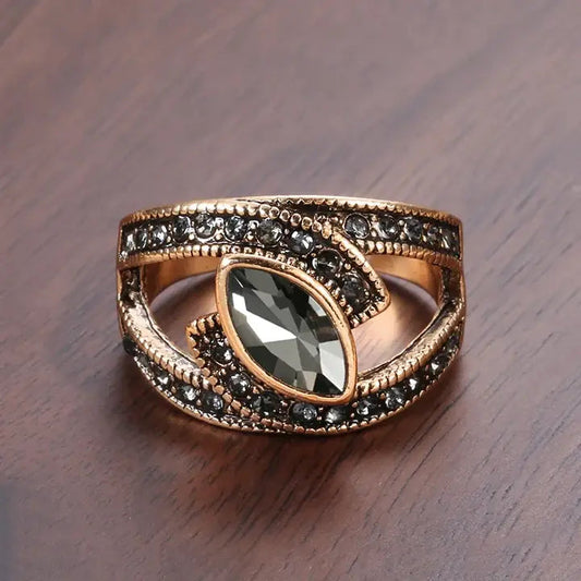 Elegant ring med sort krystal