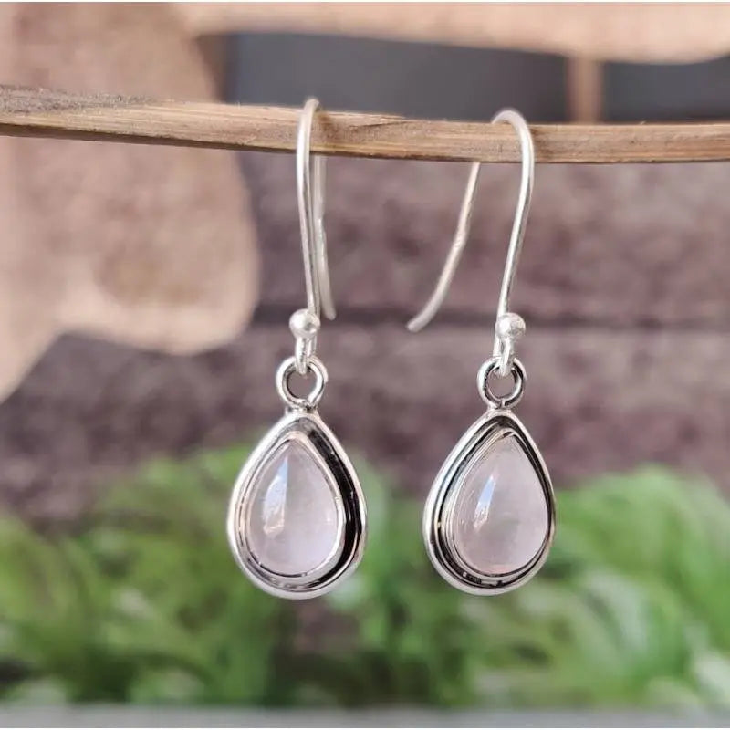 Hvide vintage-inspirerede krystal dråbeøreringe