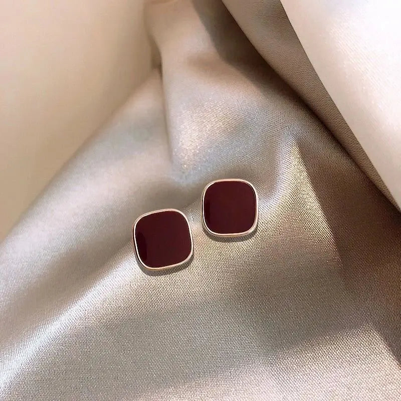 Elegante guld- og røde terningeøreringe