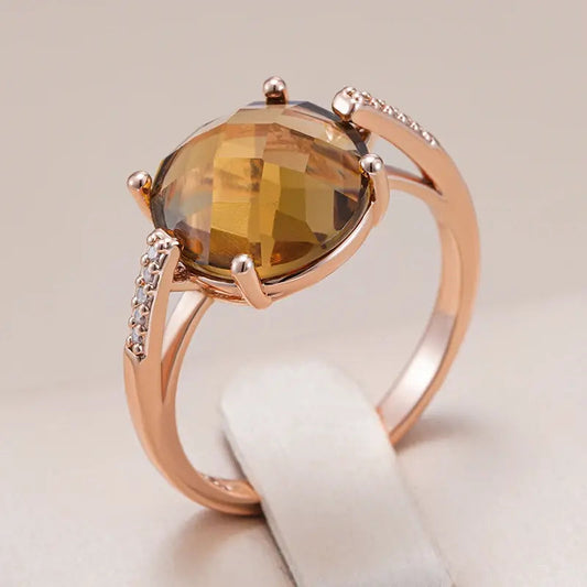 Elegant ring med brun, guldfarvet krystal