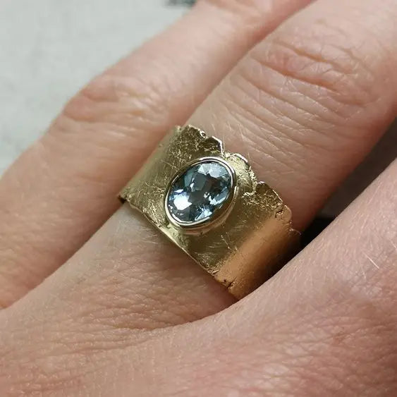 Vintage-inspireret guldring med blå krystal