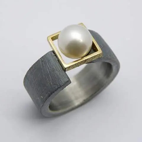 Mørk ring med vintage perle