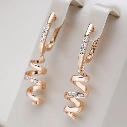 Elegante spiral øreringe med zirkonia i guld
